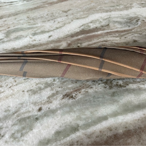 Burberry’s Umbrella With Wooden J Handle - Picture 9 of 10